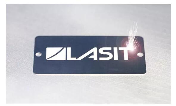 激光打標(biāo)示意圖，材料表面粗糙度的變化，形成永久性標(biāo)記