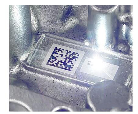 激光雕刻能穿透表面更深，對于易磨損的部件，推薦使用激光雕刻工藝