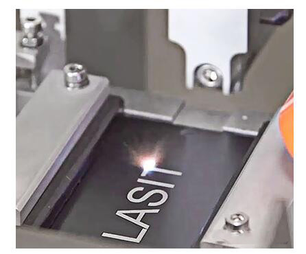 激光打標(biāo)由于穿透材料表面深度更小，因此相比激光雕刻耗時更少，jiag速度更快